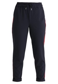 Pantalones de chándal azul marino con cinturilla elástica, cordón ajustable y rayas laterales rojas. Material de mezcla de algodón, ajuste tapered con puños en los tobillos.