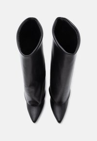 Fekete bőr térdig érő csizma, hegyes orral és sima, fényes felülettel. A kialakítása karcsúsított sziluettet és széles felső nyílást tartalmaz.