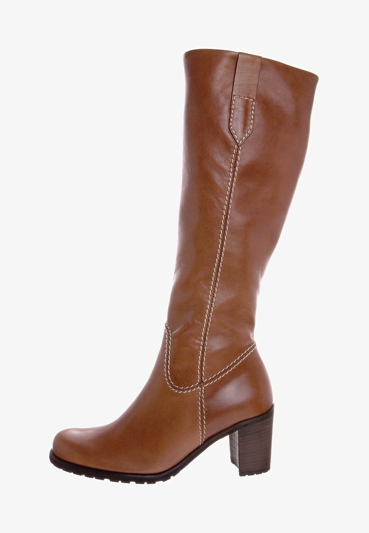 Botte en cuir brun, hauteur genou, avec une forme effilée, des détails de couture épaisse et un talon épais pour plus de hauteur et de stabilité.