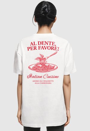 White t-shirt featuring a red graphic on the back with the words "AL DENTE, PER FAVORE!" and an illustration of spaghetti on a plate.