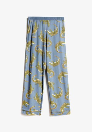 Männlicher Oberkörper, der blaue Shorts mit grünen und orangen Alligatordrucken sowie einem grauen Bund mit erhabenem Text trägt.