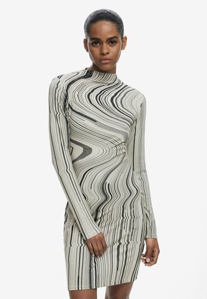 Langärmliges, eng anliegendes Kleid aus leichtem Stoff. Verfügt über ein wirbelndes Schwarz-Beige-Muster, einen hohen Kragen und eine figurbetonte Silhouette.
