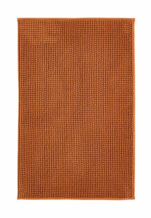 Rechteckige orange-braune strukturierte Badematte mit kleinen, weichen, abgerundeten Chenille-Schlaufen und einem schlichten, gesteppten Rand.