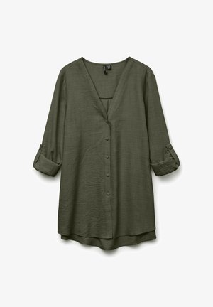 Blouse vert olive en tissu léger, avec un col en V, une fermeture à boutons, des manches retroussables et un ourlet incurvé.