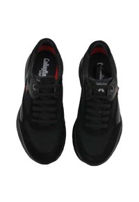 Sneaker sportive nere in materiale mesh e suede, con design a lacci, colletto imbottito e sottili accenti rossi.