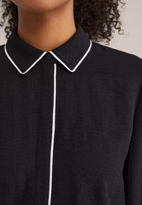 WE Fashion Užsagstoma palaidinė - black