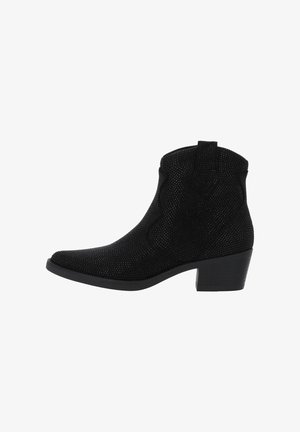 Stivali alla caviglia neri, texturizzati, con punta appuntita, tacco a blocco basso e cuciture decorative. Realizzati in materiale simile alla pelle scamosciata con linguette per il sollevamento.