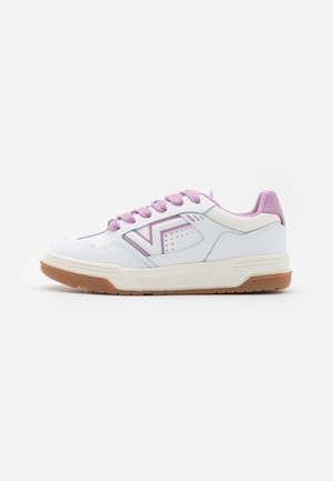 Sneakers atletici bianchi con accenti di un viola chiaro, dotati di una parte superiore testurizzata, punta rotonda, chiusura con lacci e suola in gomma naturale.