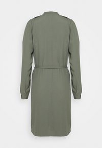 Robe à manches longues vert olive avec col et ceinture en tissu assorti, vue de dos sur un fond blanc uni.