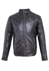 Schwarze Lederjacke mit Stehkragen, Reißverschluss vorne und diagonalem Brusttaschen. Strukturiertes Material an Schultern und Ärmeln.