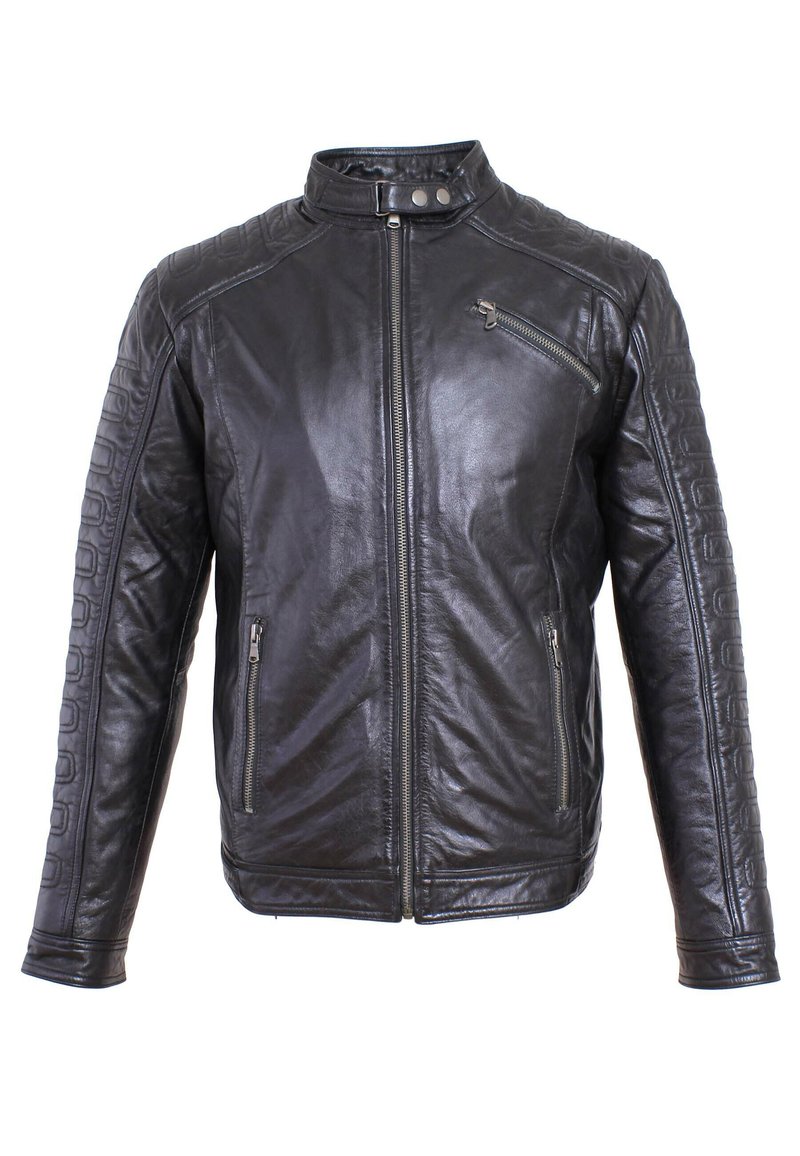 Schwarze Lederjacke mit Stehkragen, Reißverschluss vorne und diagonalem Brusttaschen. Strukturiertes Material an Schultern und Ärmeln.