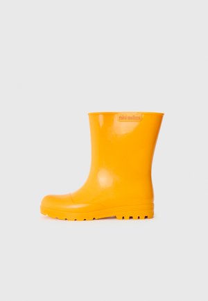 Botte de pluie en caoutchouc jaune avec une surface lisse, un bout arrondi et une semelle texturée. Présente un logo sur le côté et un design mi-mollet.