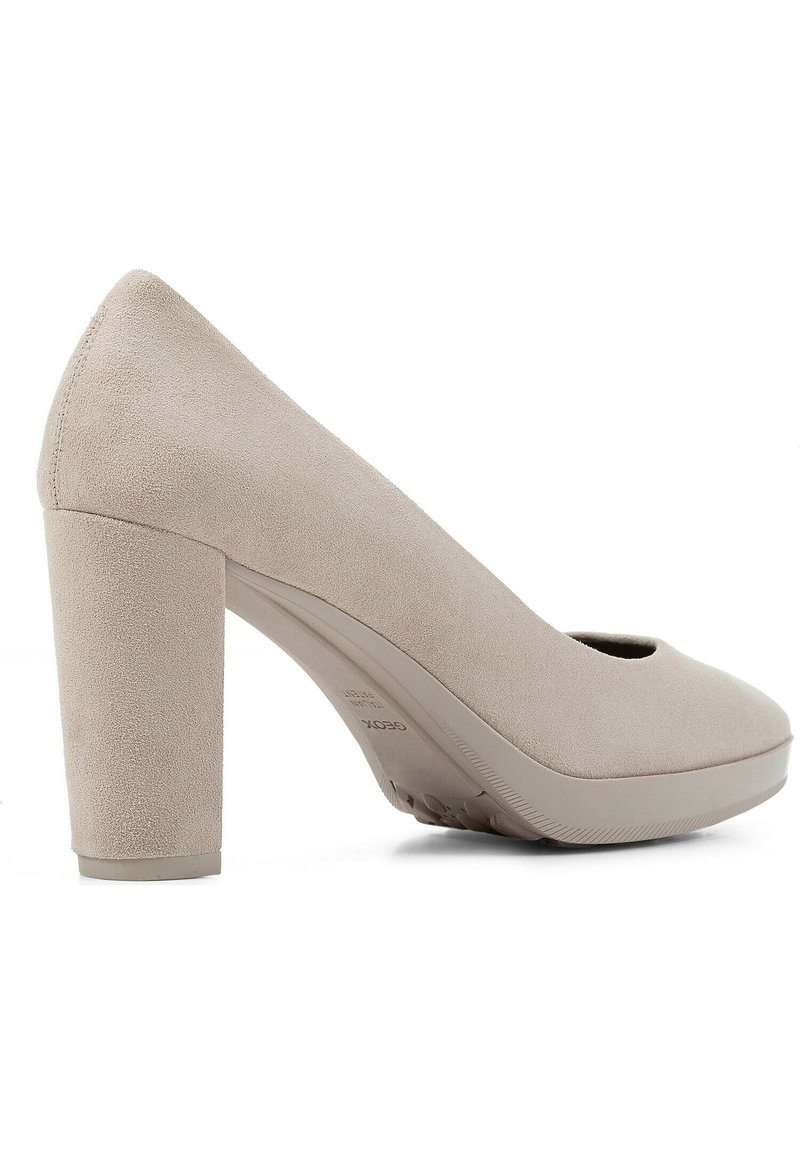 Beige Wildleder-Pumps für Damen mit runder Zehenpartie und dickem, hohem Absatz, auf einem weißen Hintergrund präsentiert.