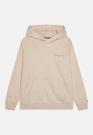 Felpa beige con cappuccio realizzata in tessuto morbido. Presenta una tasca frontale e polsini a costine. Logo discreto sul petto in caratteri scuri.