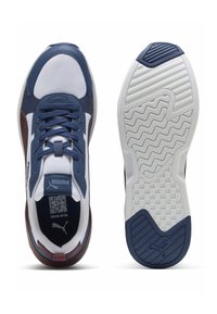 Sneakers Puma z siateczkowym i syntetycznym wierzchem w kolorze granatowym, białym i bordowym, z fakturowaną gumową podeszwą i akcentami logo.