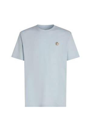 Svetlomodra bombažna majica s kratkimi rokavi, okrolim izrezom in okroglim logotipom na levi strani prsnega koša. Gladek tekstura, standarden kroj.