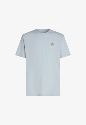 Svetlomodra bombažna majica s kratkimi rokavi, okrolim izrezom in okroglim logotipom na levi strani prsnega koša. Gladek tekstura, standarden kroj.