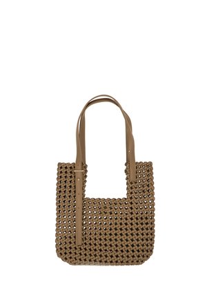 Brązowa pleciona skórzana torba na ramię z dwoma długimi paskami, jeden regulowany, z otwartym wzorem kratki.