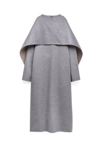 Grå ullblandad kappa med en lång, flödande design. Har en lager-på-lager capestil och en enkel knäppning vid halslinningen.