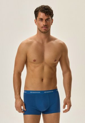Blaue Baumwoll-Boxershorts mit taillierter Passform und HENDERSON-Logo am Bund, präsentiert an einem Modell vor einem neutralen Hintergrund.