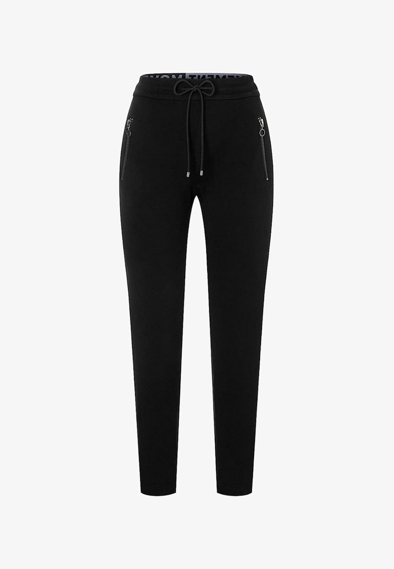 Pantalones de chándal negros con cintura ajustable por cordón, que cuentan con dos bolsillos laterales con cremallera y un corte entallado. Tejido suave y textura lisa.