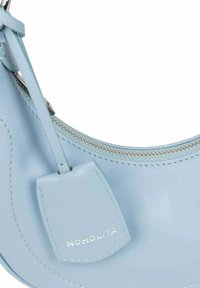 Borsa in pelle azzurro chiaro con forma curva, cerniera argentata e un piccolo etichetta che mostra il nome del marchio "NOHOLITA". Texture liscia in tutto il suo corpo.