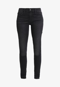 Jeans de mezclilla negros de corte ajustado con botón frontal, trabillas para cinturón y diseño de cinco bolsillos, mostrados sobre un fondo blanco.