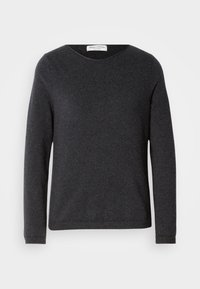 Pull à col rond à manches longues gris foncé, avec une texture de tricot simple et douce, et une petite étiquette de marque à l'intérieur du col.