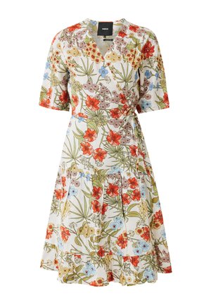 Blomsteromsorg kjole med hvid baggrund og røde, blå og grønne mønstre. Korte ærmer og en lagdelt kant tilføjer tekstur og design detaljer.
