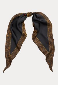 Cachecol de seda com um padrão de leopardo castanho sobre um fundo preto, contornado com um detalhe amarelo, moldado para um estilo versátil.