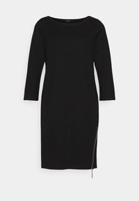 Robe noire longueur genou avec manches trois-quarts et un détail de fermeture éclair argentée en bas à droite.