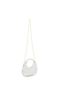 Duidelijke acryl handtas met een gouden schakelsluiting, voorzien van een afgeronde handgreep en kleine metalen studs als accent. Glad exterieur.