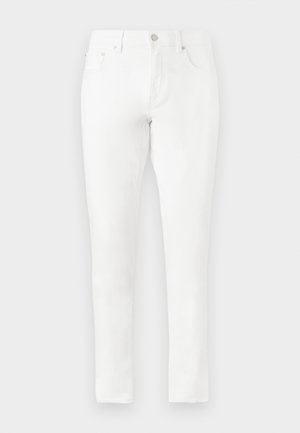 Fehér, slim fit fazonú farmernadrág, klasszikus ötlovas zsebbel és fém elülső gombbal. Simaságú anyag, egyenes szárak és minimális varrási részletek.