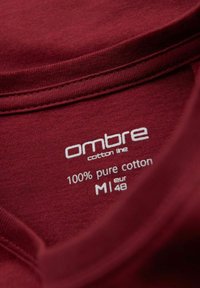 Burgundské bavlněné tričko s etiketou značky "ombre," 100% čistá bavlna, velikost M (EUR 48), s hladkou texturou a pečlivým šitím.