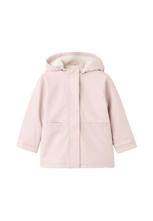 Abrigo con capucha de color rosa claro, con bolsillos delanteros, cierre de botones y cremallera, y forro interior de forro polar blanco y suave dentro de la capucha.