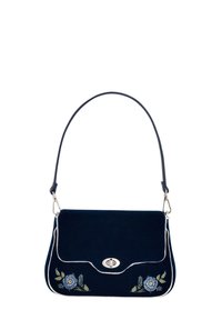 Mörkblå sammetshandväska med vit passpoal och blommig broderi. Har ett böjt lock och silverfärgad hårdvara. Justerbar axelrem.