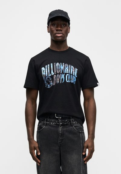 Μαύρο βαμβακερό μπλουζάκι με μεγάλο, πολύχρωμο γραφικό "Billionaire Boys Club" και λαιμόκοψη, συνδυασμένο με σκούρο τζιν παντελόνι.