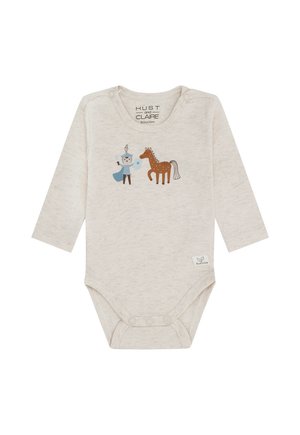 Cremefarbener Langarm-Baby-Body mit Druckknöpfen, auf dem ein Cartoon-Ritter mit Schwert und Schild neben einem braunen Pferd abgebildet ist.