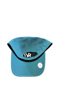 Teal Baseballcap mit schwarzem Innenfutter, ausgestattet mit einem weißen "NY" Logo und einem Baseball-Aufkleber auf dem Visier. Flaches Schirmdesign.