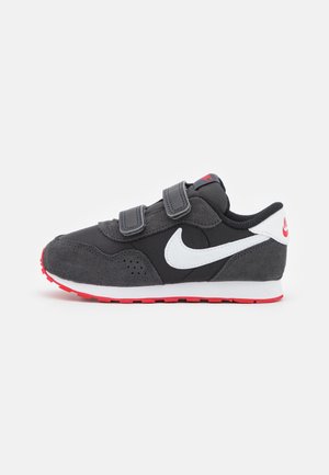 Czarno-szary but sportowy Nike z białym logo Swoosh, czerwoną podeszwą i dwoma czarnymi paskami na rzep na białym tle.