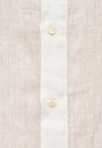 Ελαφρύ πουκάμισο από λινό με υφή, σε απαλό ροζ χρώμα, με λευκή λωρίδα κουμπιών και δύο κρεμ κουμπιά για κλείσιμο.