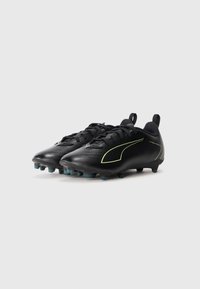 Scarpe da calcio nere con tomaia texturizzata, accenti giallo neon, chiusura con lacci e tacchetti moldati per una trazione efficace su terreni compatti.