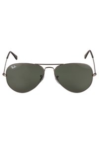Ochelari de soare Ray-Ban aviator cu lentile verzi închise, ramă metalică subțire și vârfuri negre ale bratelor. Au un design cu pod dublu.