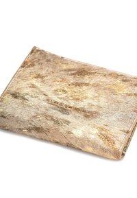 Monedero metálico dorado con una superficie texturizada, que presenta un logotipo en relieve. La forma es rectangular y el acabado general es brillante.