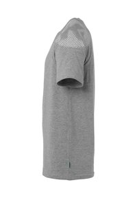 T-shirt gris à manches courtes présentant un panneau en maille texturé sur l'épaule, une coupe droite et un petit accent vert à l'ourlet.