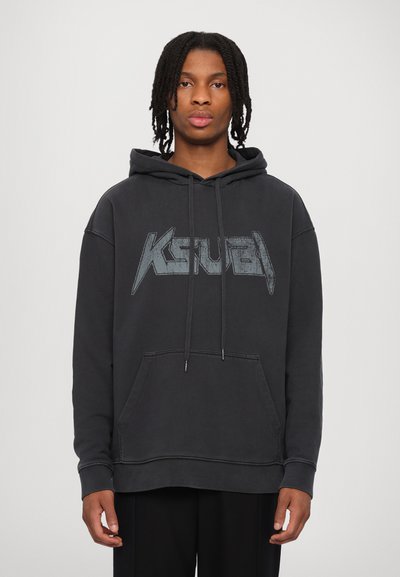 Sort hætte sweatshirt med en frontlomme, forsynet med et stort, slidstærkt gråt logo. Lavet af blødt stof med ribbede manchetter og kant.
