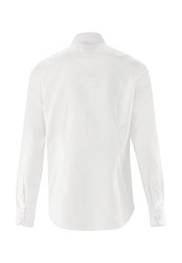 Camicia bianca a maniche lunghe con colletto classico, texture liscia, polsini con bottoni e orlo curvo nella parte inferiore.