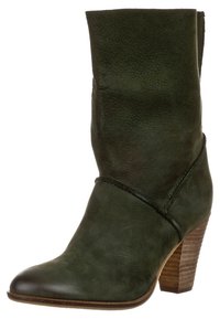 Botín de cuero verde con tacón apilado, punta afilada y detalle de costura curva a lo largo de la parte superior para añadir textura.