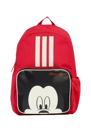 Rode rugzak met drie verticale witte strepen en een voorvak met een groot Mickey Mouse gezicht en handtekening.