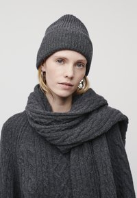 Atlasīts, anthracite melange